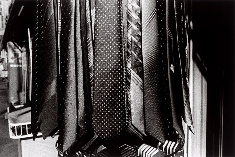Auf diesem Bild ist das folgende Kunstwerk zu sehen: Daidō Moriyama. Neckties. 1982.