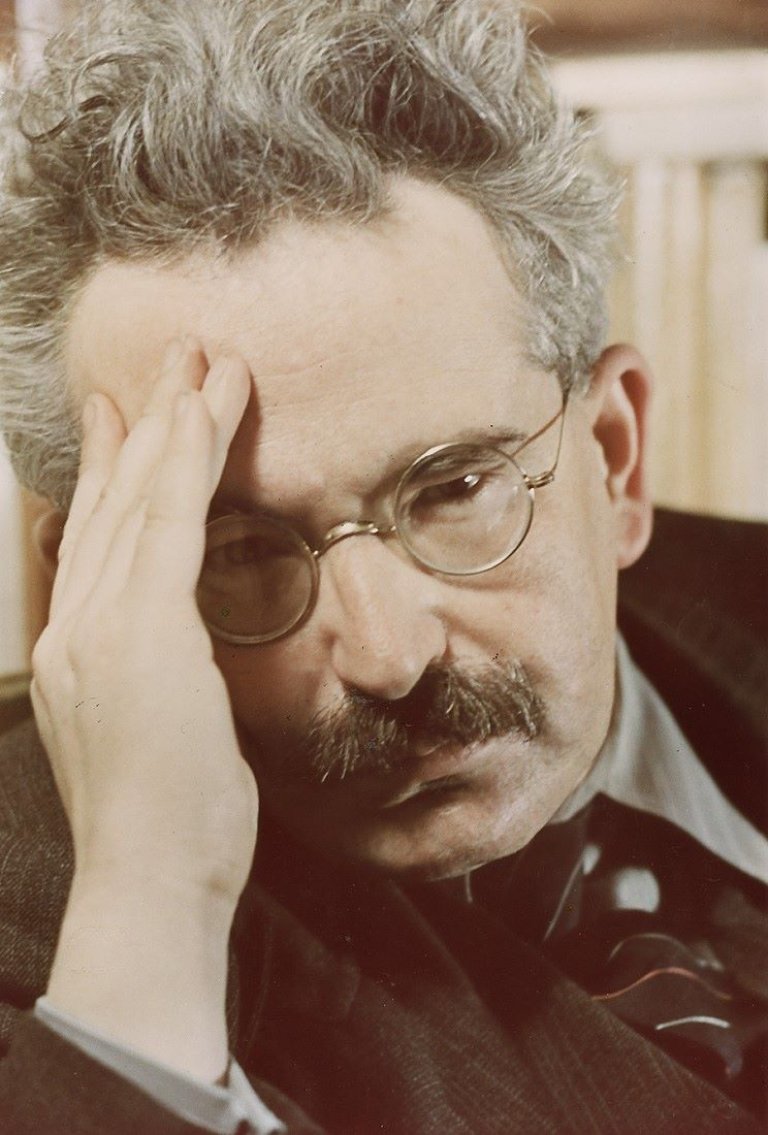 Auf diesem Bild ist das folgende Kunstwerk zu sehen: Gisèle Freund. Walter Benjamin, Paris. 1938.