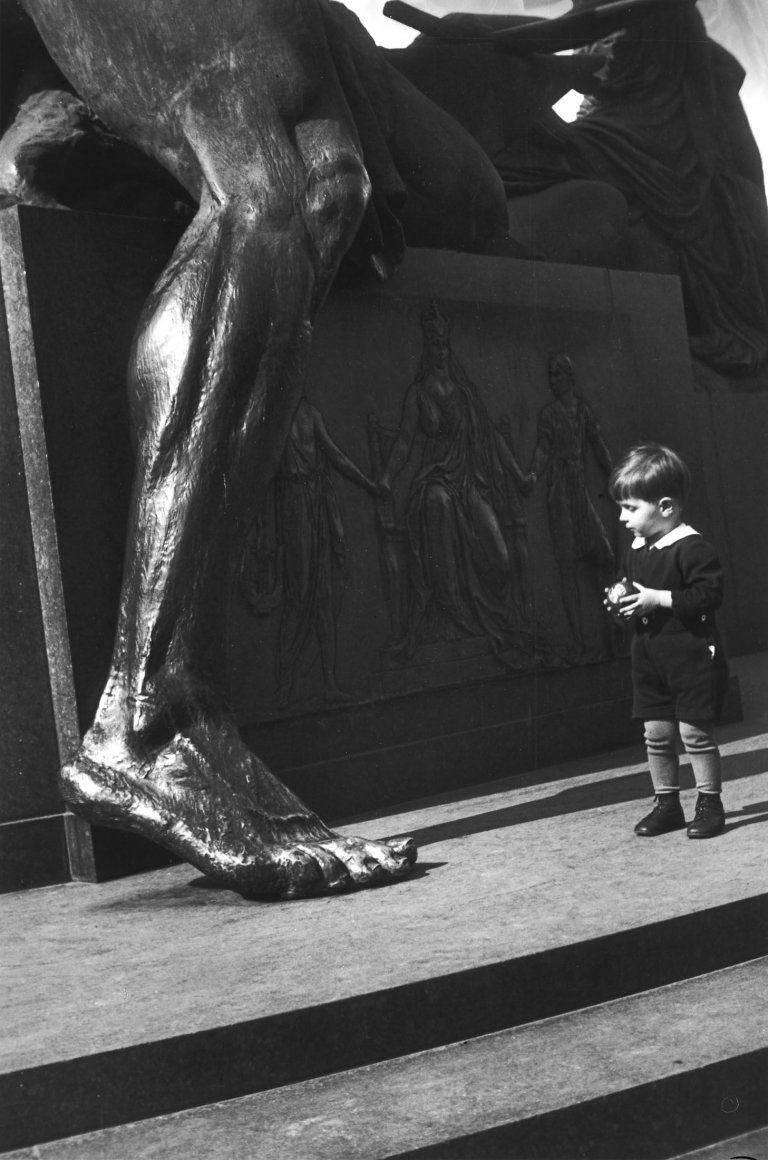 Auf diesem Bild ist das folgende Kunstwerk zu sehen: Gisèle Freund. Bismarckdenkmal, Berlin. 1933.