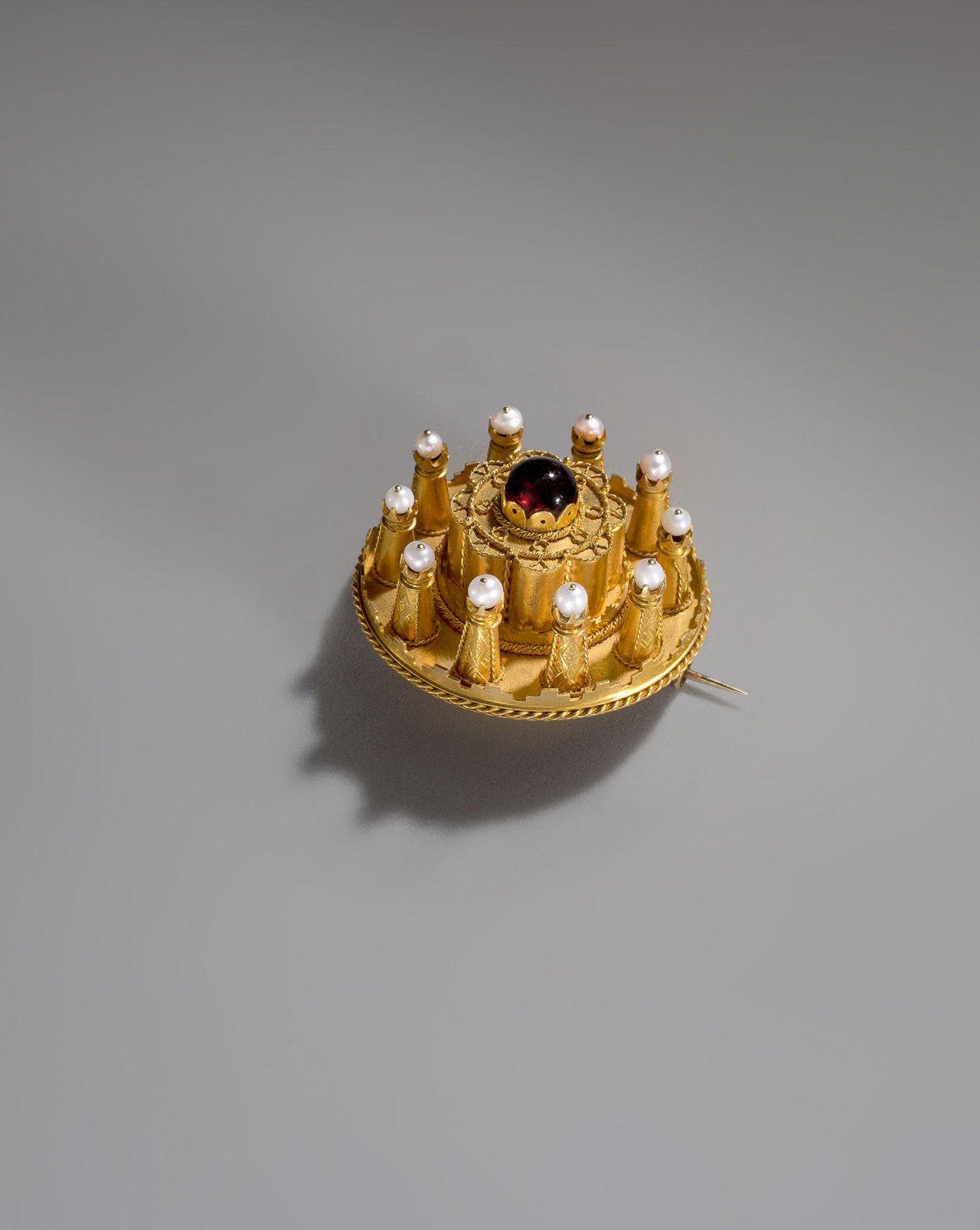 Auf diesem Bild ist das folgende Kunstwerk zu sehen: Prinz Albert von Sachsen-Coburg und Gotha. Brosche in Tortenform für Queen Victoria von England (1819–1901) zum zweiten Geburtstag ihrer Tochter Princess Royal Victoria (1840–1901) am 21. November 1842. 1842.