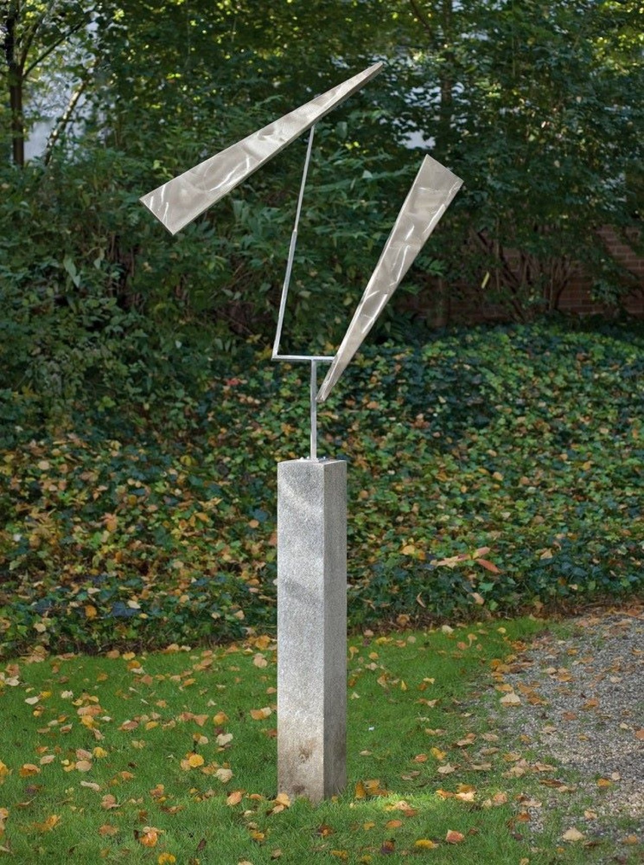 This picture shows the following artwork: George Rickey. „Triangles one up, one down excentric“. 1990.