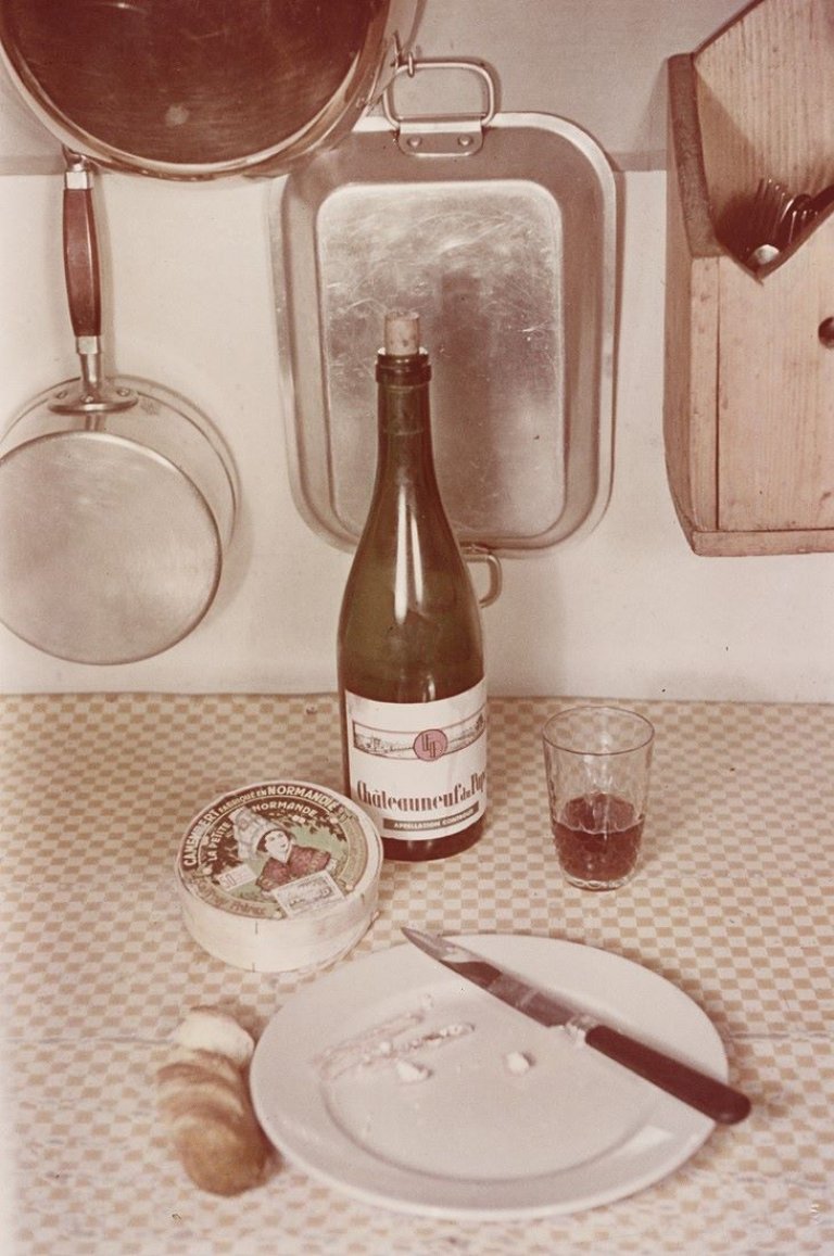 Auf diesem Bild ist das folgende Kunstwerk zu sehen: Gisèle Freund. „Table de cuisine“. 1938.
