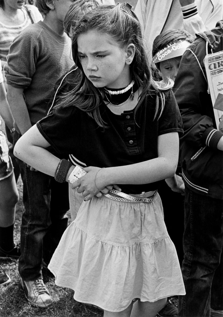 Auf diesem Bild ist das folgende Kunstwerk zu sehen: Gabriele und Helmut Nothhelfer. „,Wedding für Kinder‘, Kinderfest im Schillerpark, Berlin“. 1984.