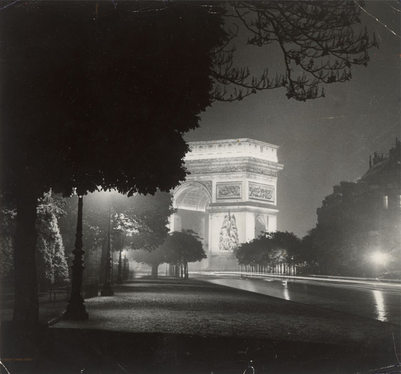 Auf diesem Bild ist das folgende Kunstwerk zu sehen:  Brassaï (d.i. Halász, Gyula). Arc de Triomphe, Paris. 1935.