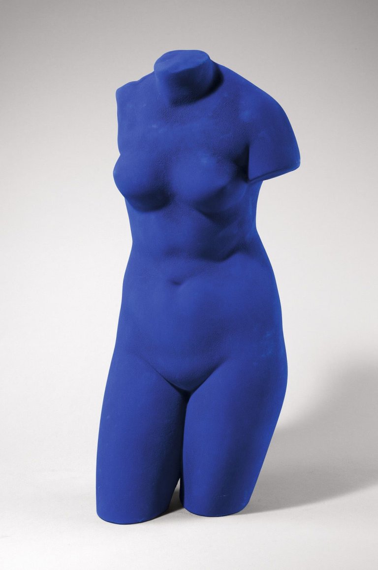 Auf diesem Bild ist das folgende Kunstwerk zu sehen: Yves Klein. „La Vénus d'Alexandrie (Venus bleue)“. 1962/1982.