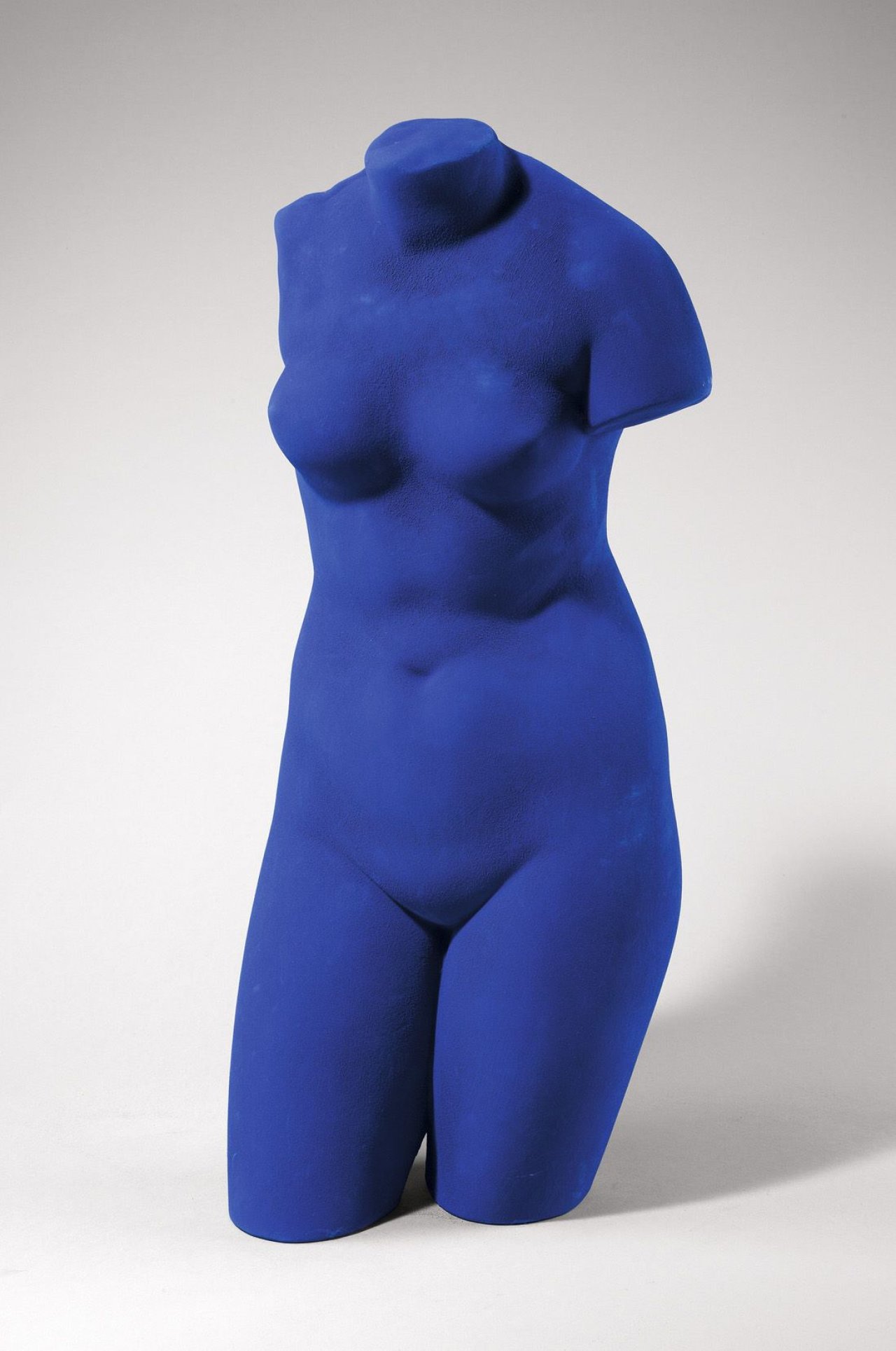Auf diesem Bild ist das folgende Kunstwerk zu sehen: Yves Klein. „La Vénus d'Alexandrie (Venus bleue)“. 1962/1982.