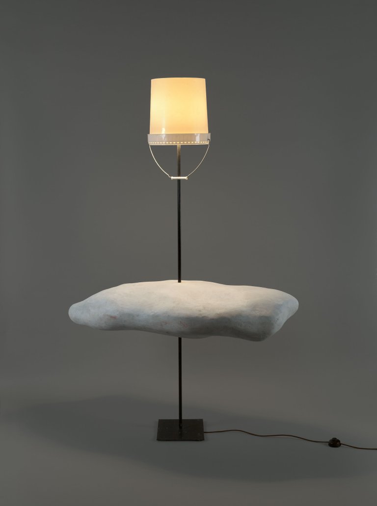 Auf diesem Bild ist das folgende Kunstwerk zu sehen: Erwin Wurm. „Afterglow (Lamp)“. 2015.