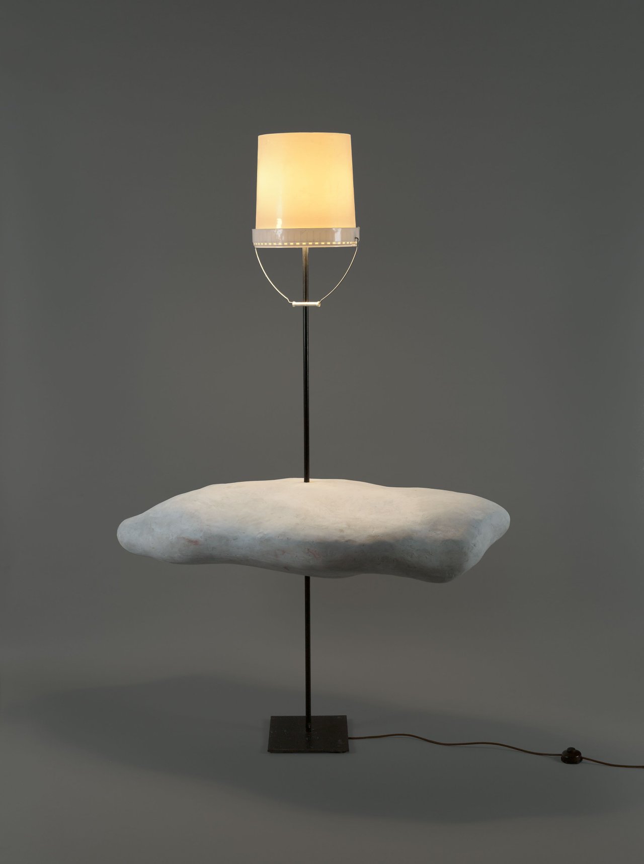 Auf diesem Bild ist das folgende Kunstwerk zu sehen: Erwin Wurm. „Afterglow (Lamp)“. 2015.
