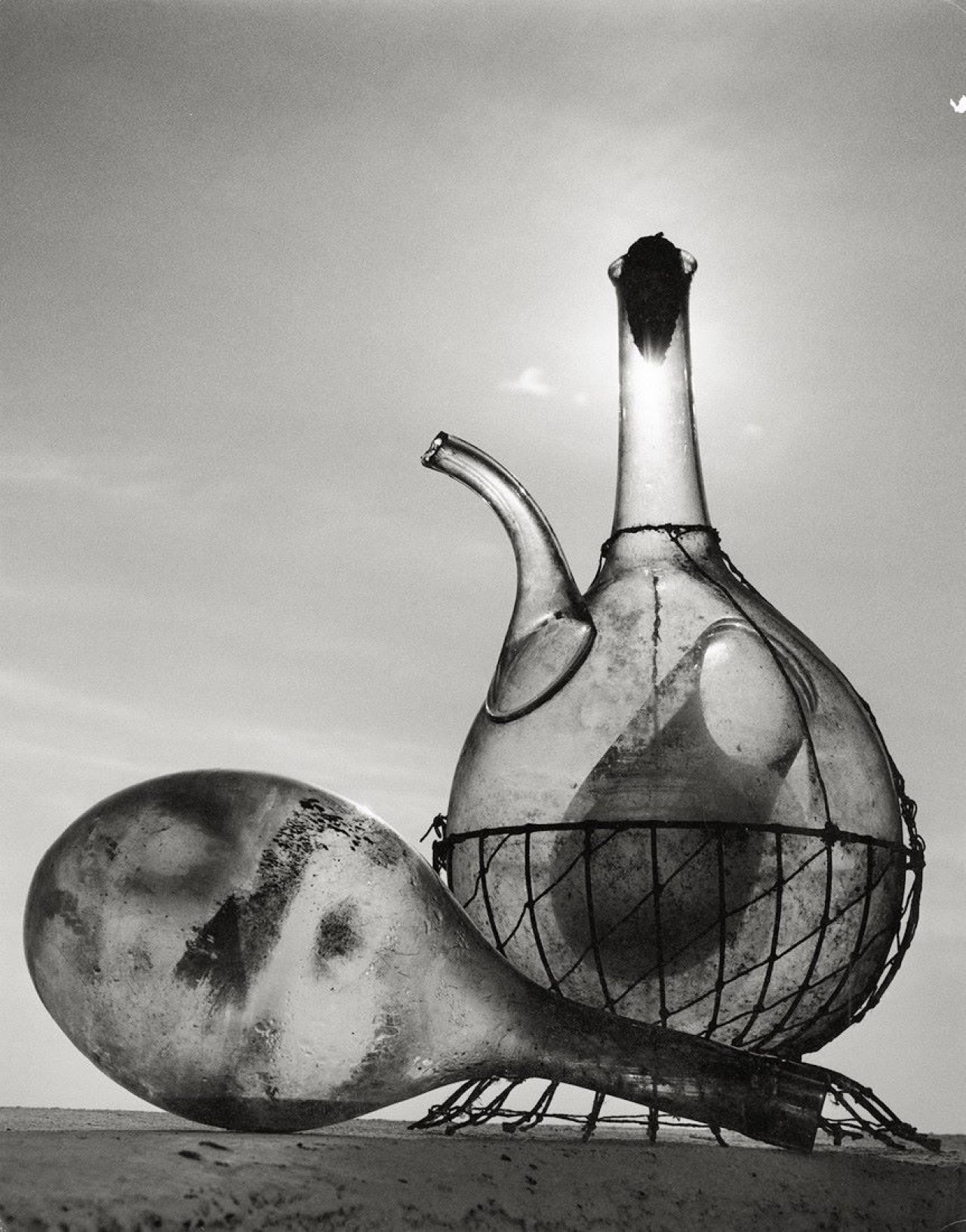 Auf diesem Bild ist das folgende Kunstwerk zu sehen: Herbert List. „Italienisches Stilleben“. Um 1952.