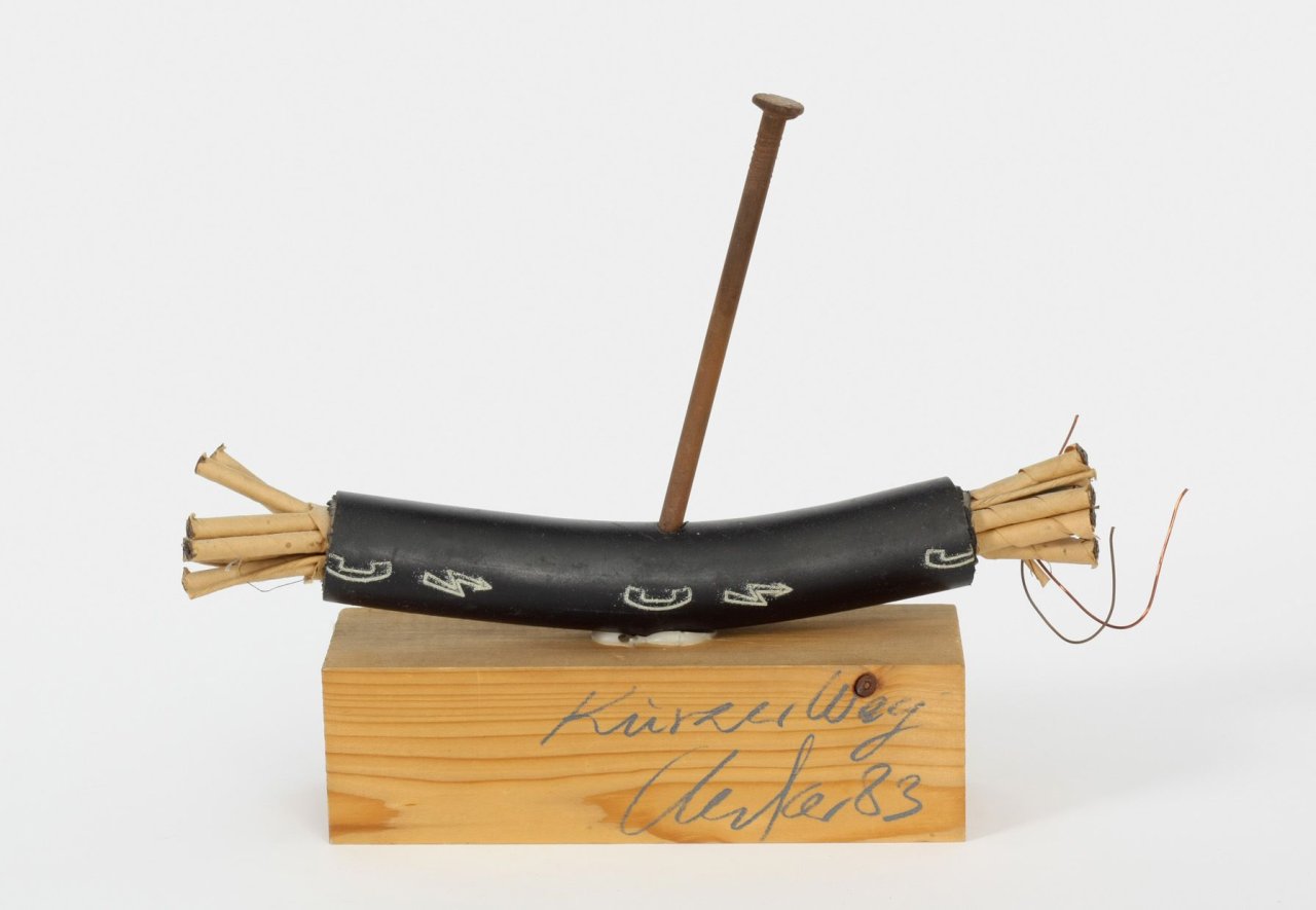 Auf diesem Bild ist das folgende Kunstwerk zu sehen: Günther Uecker. „Kurzer Weg“. 1983.