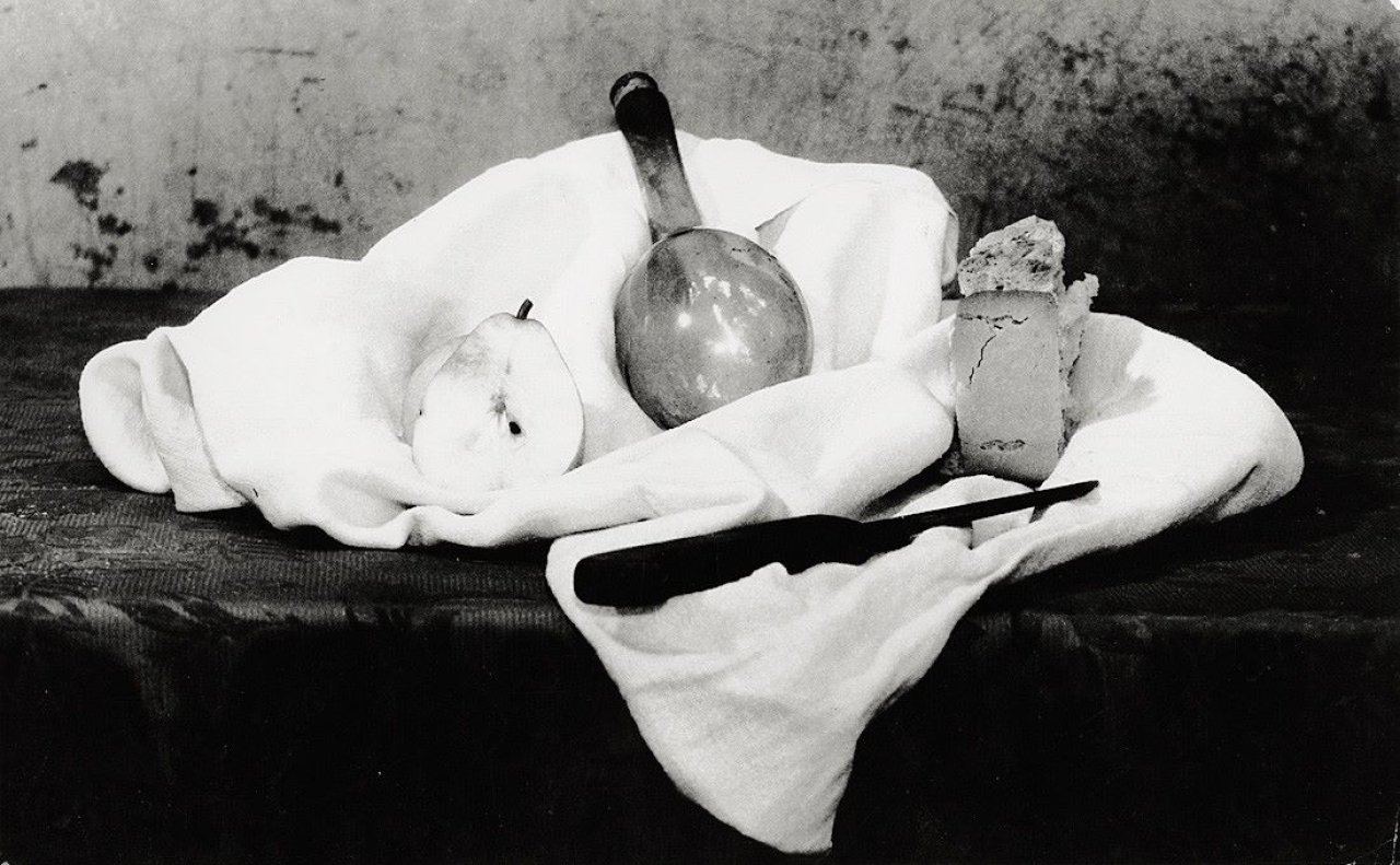 Auf diesem Bild ist das folgende Kunstwerk zu sehen: Mario Giacomelli. Ohne Titel (Stilleben). 1955–1956.