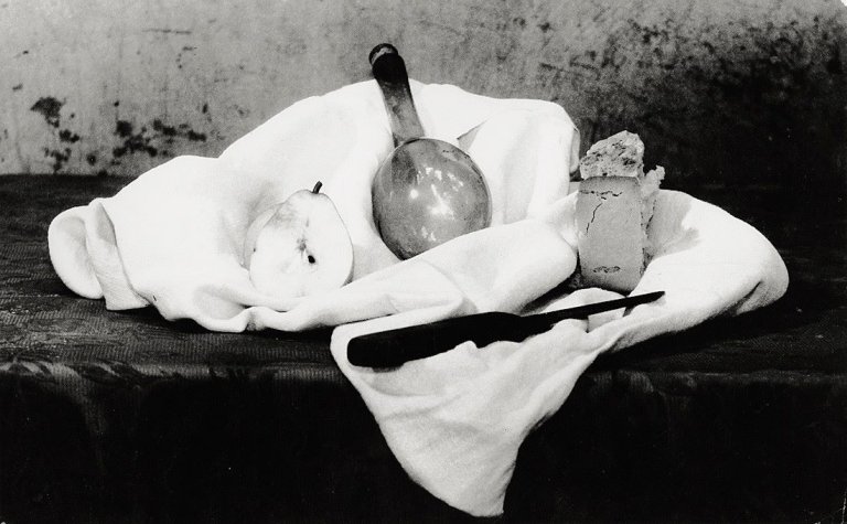Auf diesem Bild ist das folgende Kunstwerk zu sehen: Mario Giacomelli. Ohne Titel (Stilleben). 1955–1956.