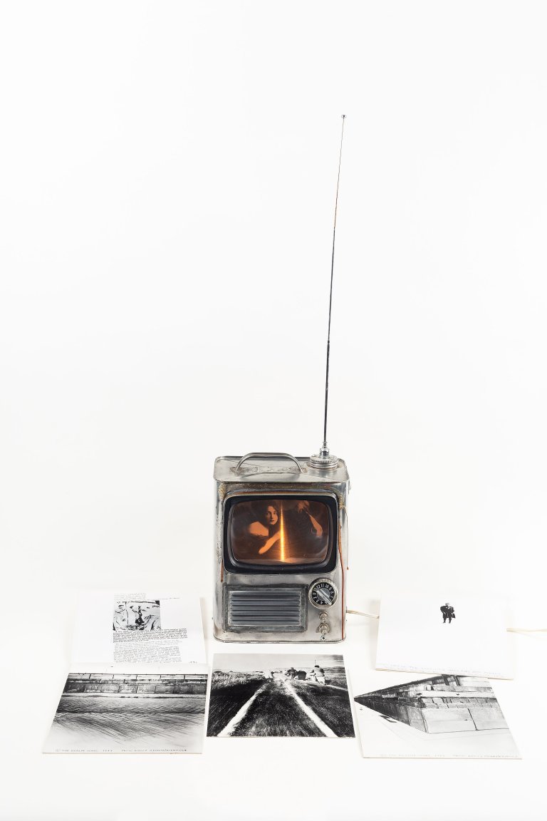 Auf diesem Bild ist das folgende Kunstwerk zu sehen: Edward Kienholz. „THE OPTI-CAN ROYALE“. 1977.