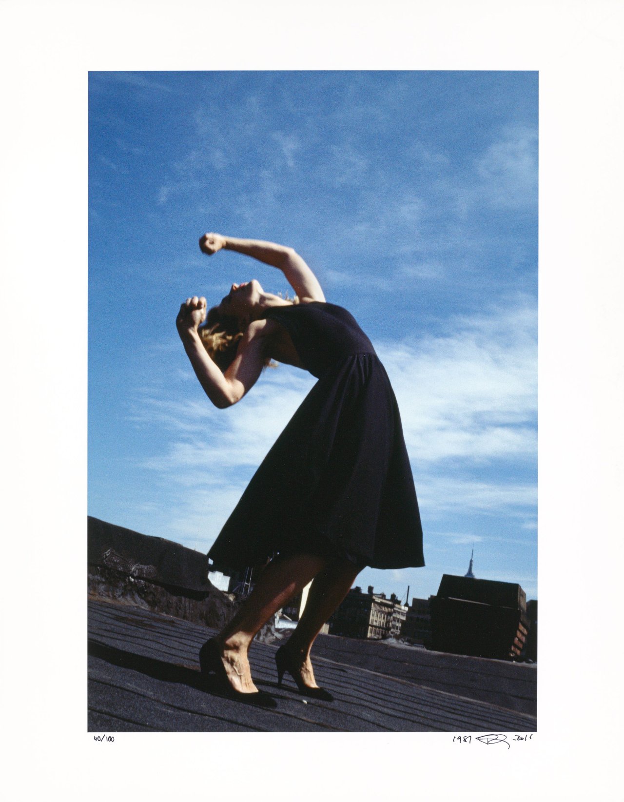 Auf diesem Bild ist das folgende Kunstwerk zu sehen: Robert Longo. „Untitled (Janet, from the Men in the Cities Series)“. 1981/2016.