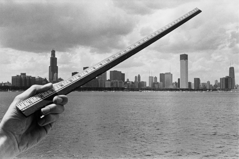 Auf diesem Bild ist das folgende Kunstwerk zu sehen: Kenneth Josephson. „Chicago“ (Ruler and Skyline). 1973.