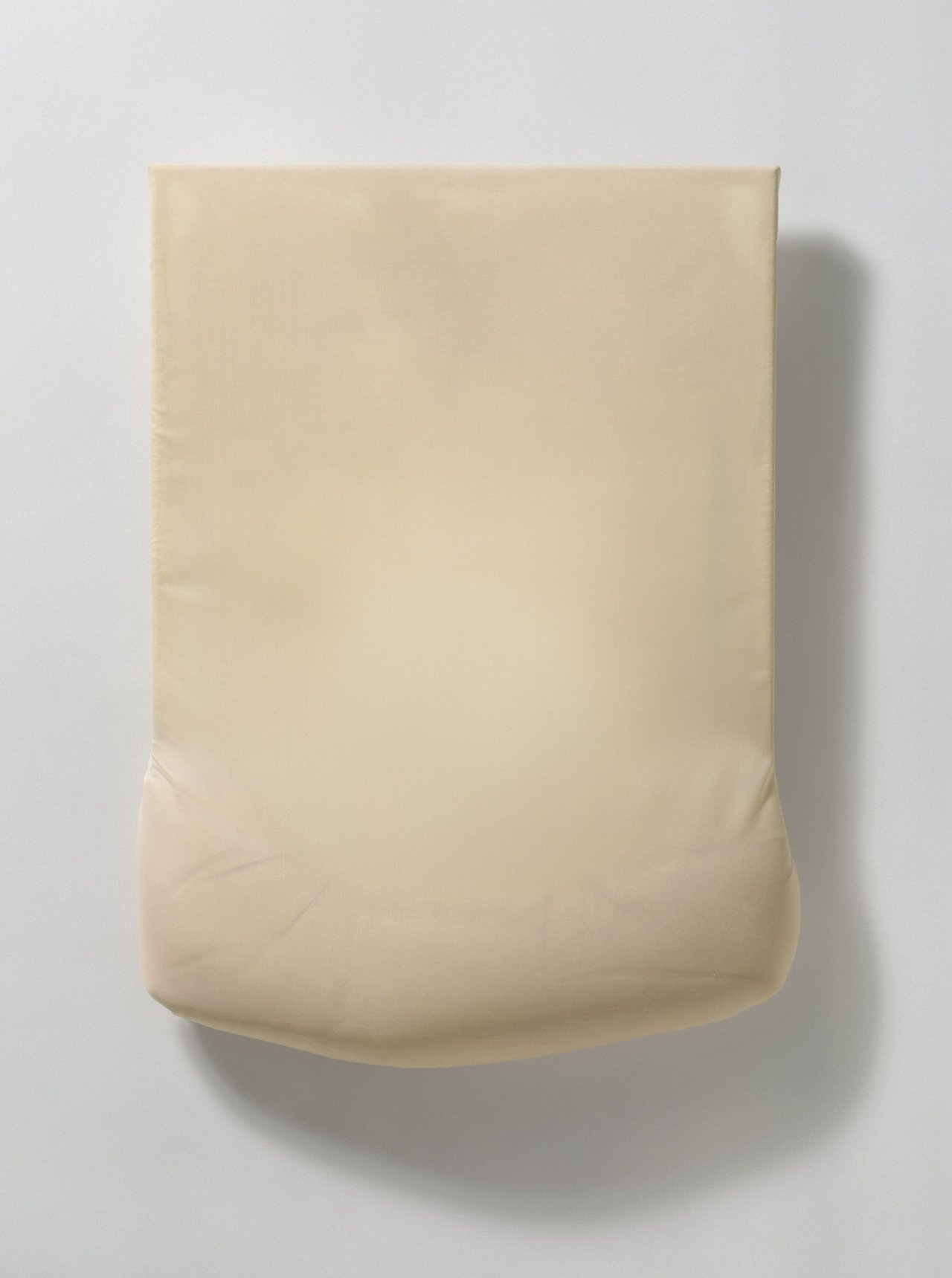 Auf diesem Bild ist das folgende Kunstwerk zu sehen: Gotthard Graubner. Gesacktes Kissen. 1969.