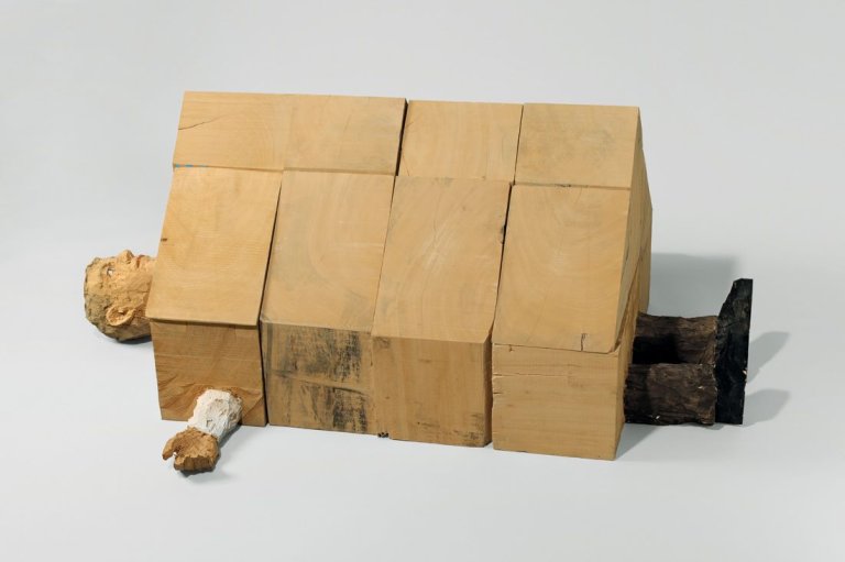 Auf diesem Bild ist das folgende Kunstwerk zu sehen: Stephan Balkenhol. Mann im Haus. 1997.