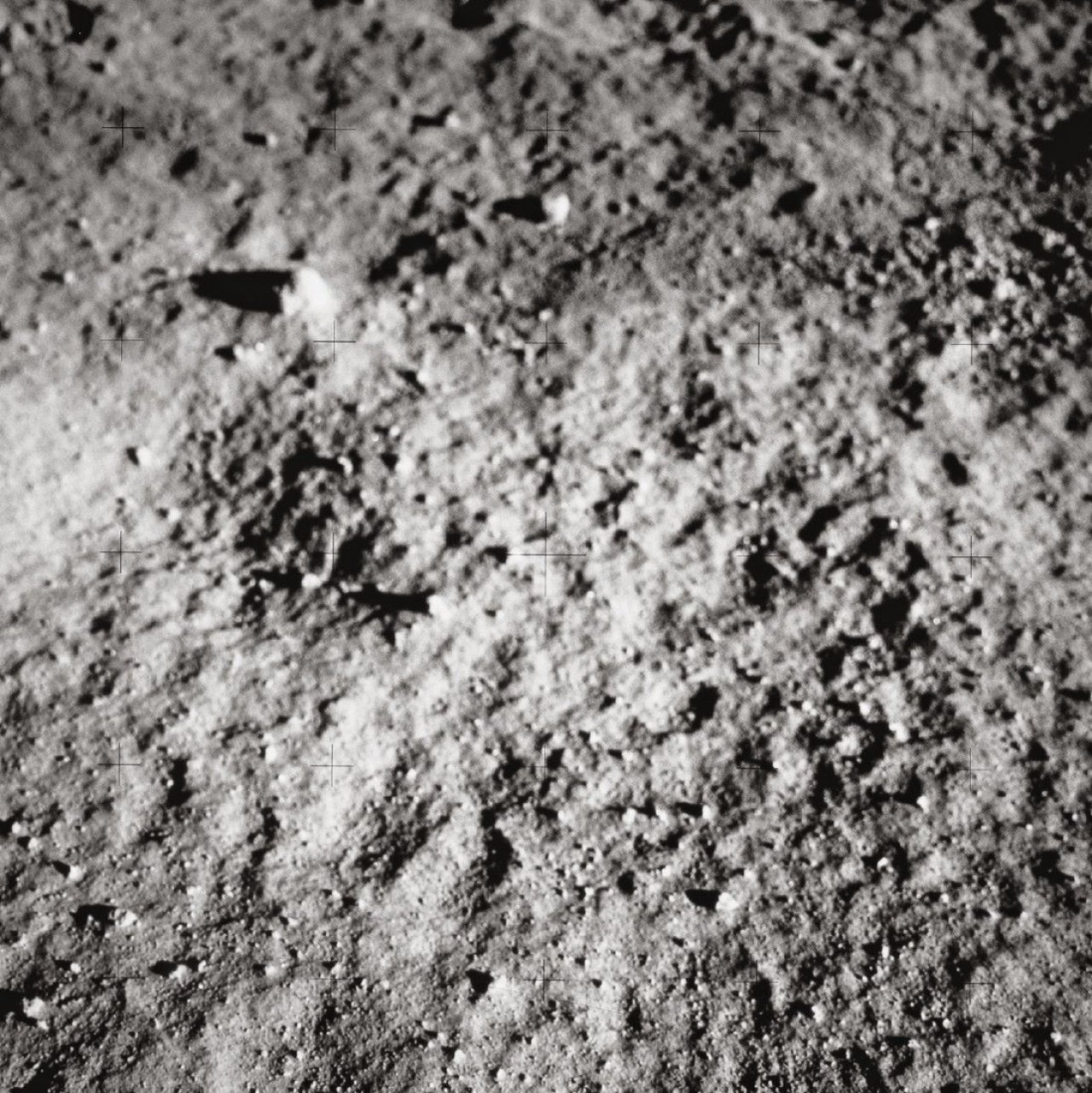 This picture shows the following artwork: Michael Light. Unberührter Mondstaub, fotografiert von Edwin 'Buzz' Aldrin, Apollo 11, 16.-24.Juli 1969, aus dem Projekt „FULL MOON“. 1969.