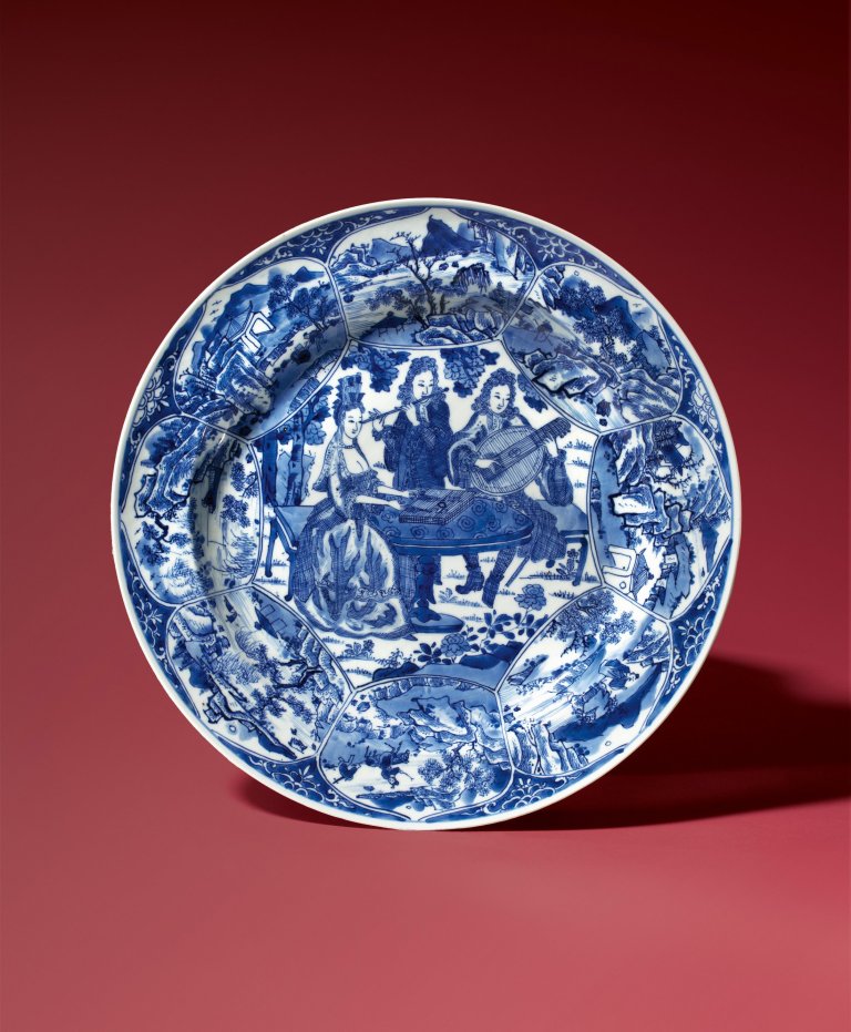 Auf diesem Bild ist das folgende Kunstwerk zu sehen:  Chinesisch, Kangxi-Periode. Exportporzellan: Teller mit einer Szene nach Nicolas Bonnart I. (um 1637–1718) aus Jingdezhen (Provinz Jiangxi). Um 1700.