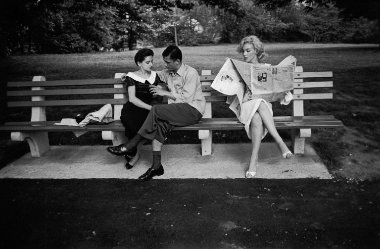 Auf diesem Bild ist das folgende Kunstwerk zu sehen: Sam Shaw. Marilyn Monroe in Central Park. 1957.