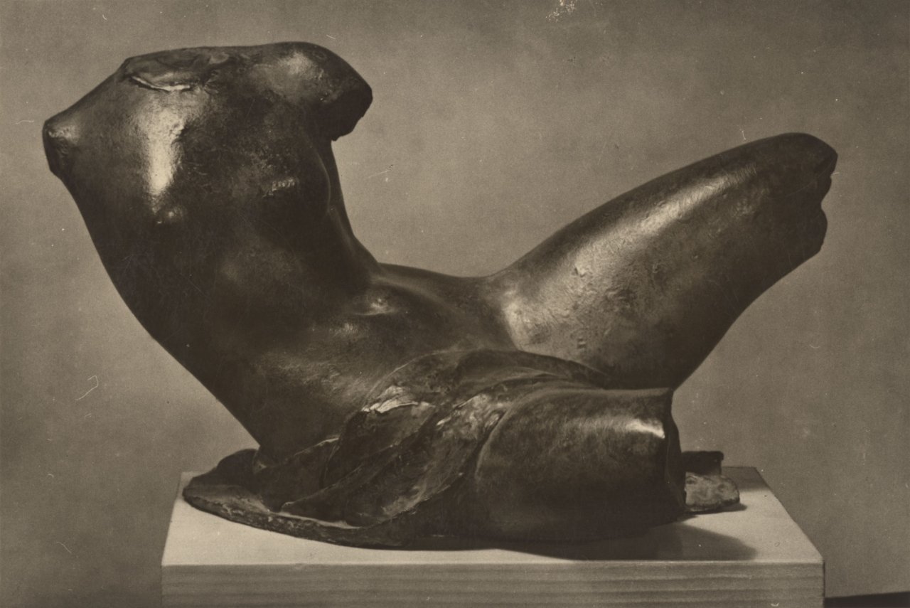 Auf diesem Bild ist das folgende Kunstwerk zu sehen: Josef Sudek. Ležící torzo [Liegender Torso] von Jiří Jaška. 1938.