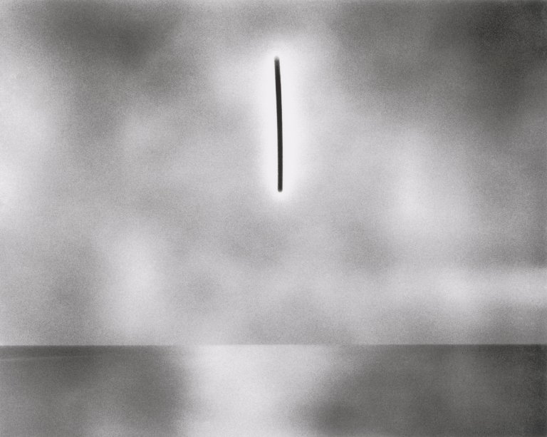 Auf diesem Bild ist das folgende Kunstwerk zu sehen: Hans-Christian Schink. „1/05/2010, 5:46 pm - 6:46 pm, S 06°26.486' E 039°27.776'“, aus der Serie: 1 h, 2003-2010.