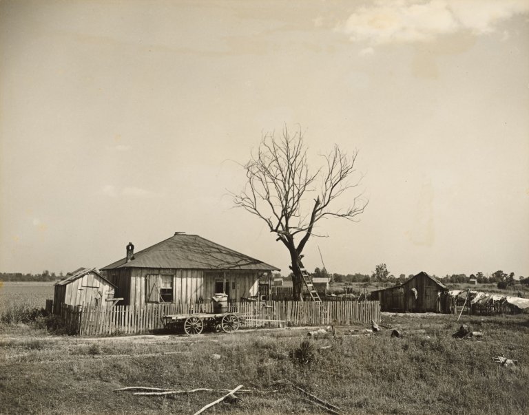 Auf diesem Bild ist das folgende Kunstwerk zu sehen: Walker Evans. Faulkner‘s Mississippi: Share-Cropper Cabin / Courthouse / Colonel Faulkner's Monument / The Mississippi. 1948.