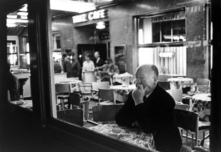 Auf diesem Bild ist das folgende Kunstwerk zu sehen: Max Scheler. Alfred Hitchcock auf der Reeperbahn, Hamburg. 1963.