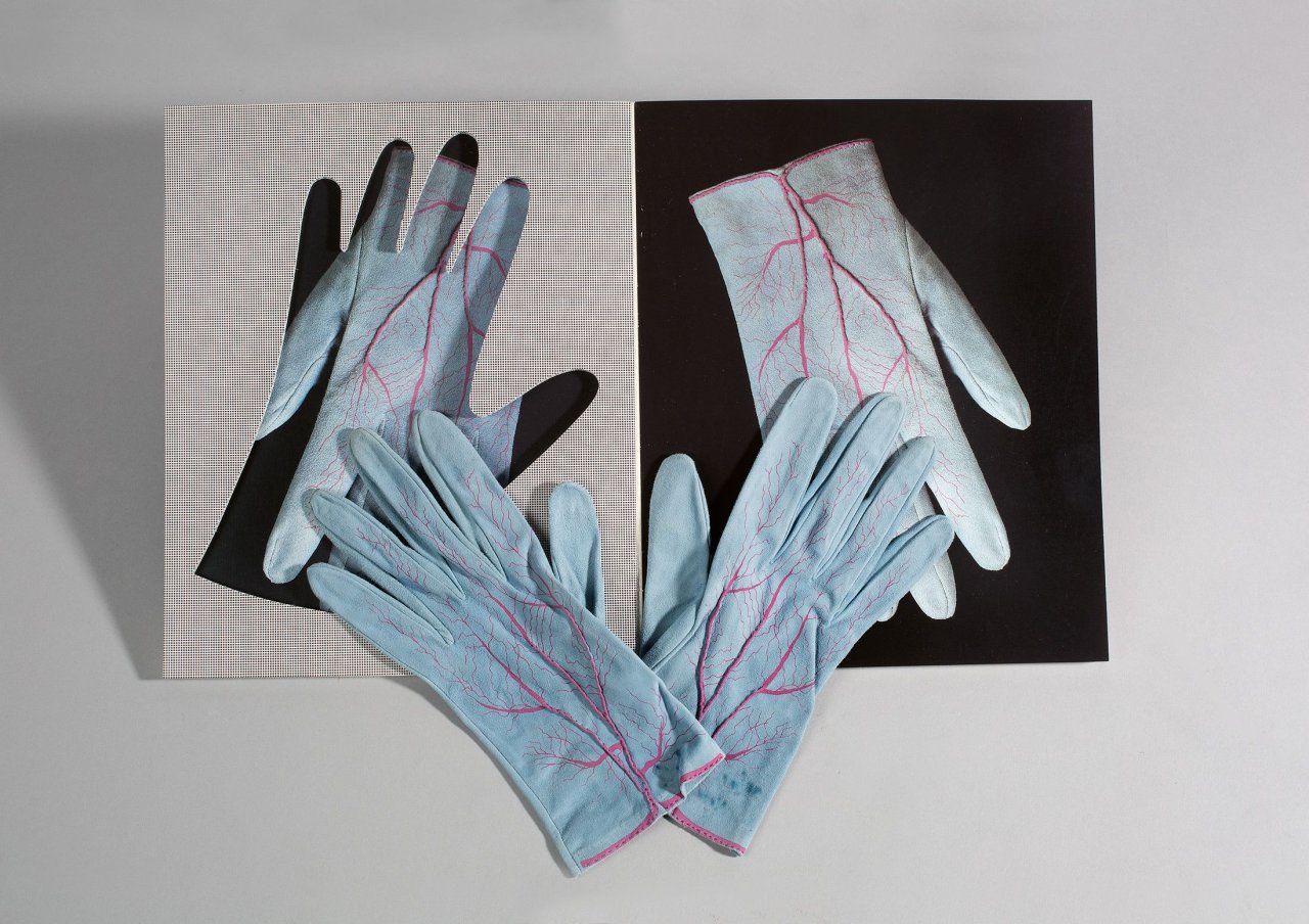 Auf diesem Bild ist das folgende Kunstwerk zu sehen: Meret Oppenheim. „Handschuhpaar“. 1985.
