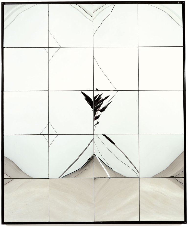 Auf diesem Bild ist das folgende Kunstwerk zu sehen: Victor Bonato. Ohne Titel (Spiegelobjekt). 1973/74.