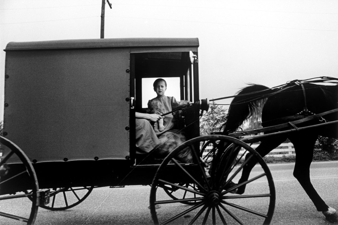 Auf diesem Bild ist das folgende Kunstwerk zu sehen: Timm Rautert. Aus der Serie „The Amish“. 1974.