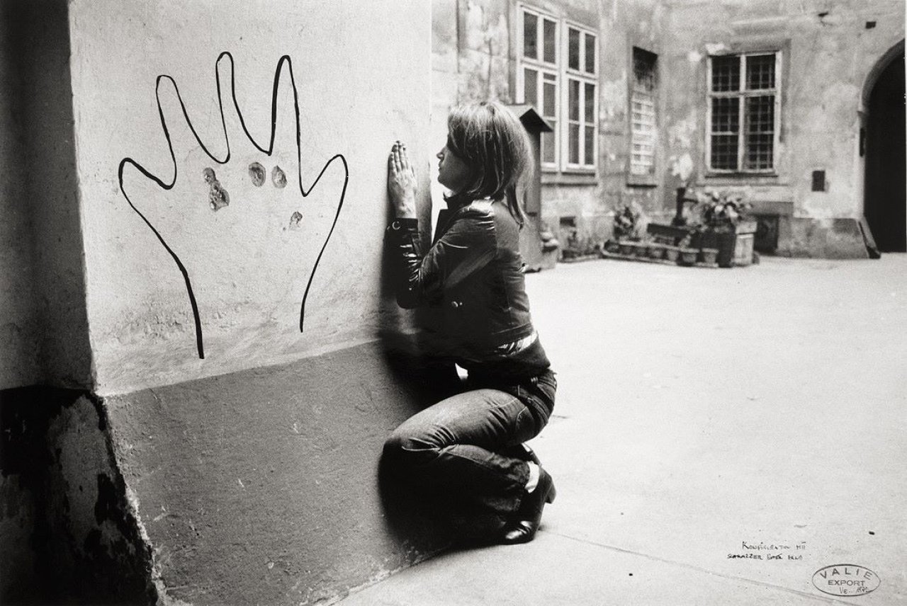 Auf diesem Bild ist das folgende Kunstwerk zu sehen: VALIE EXPORT. „Konfiguration mit schwarzer Hand“. 1972.
