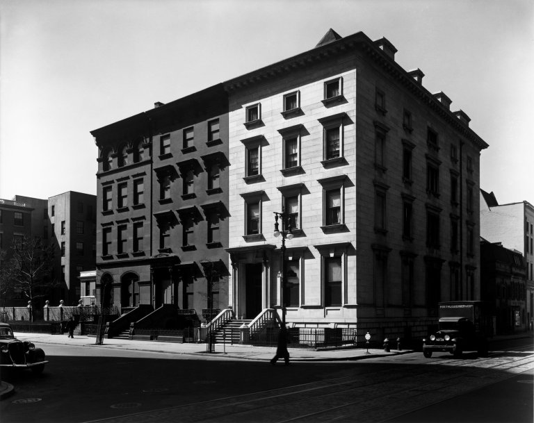 Auf diesem Bild ist das folgende Kunstwerk zu sehen: Berenice Abbott. Fifth Avenue Houses, # 4, 6 and 8. 1936.