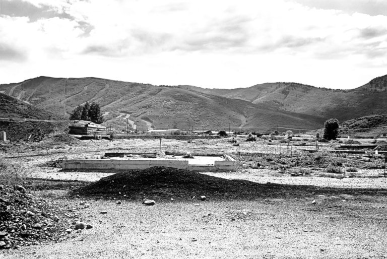 Auf diesem Bild ist das folgende Kunstwerk zu sehen: Lewis Baltz. Between West Sidewinder Drive and State Highway 248, looking West, aus der Serie „Park City“. 1979.