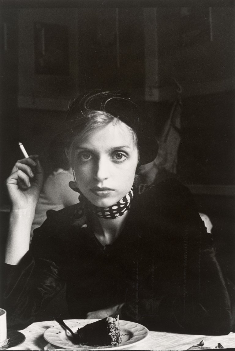 Auf diesem Bild ist das folgende Kunstwerk zu sehen: Sibylle Bergemann. „Katharina Thalbach, Berlin“. 1974.