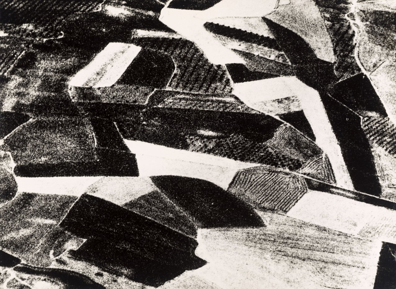 Auf diesem Bild ist das folgende Kunstwerk zu sehen: Mario Giacomelli. Aus der Serie „Paesaggi dall’alto“. 1975.