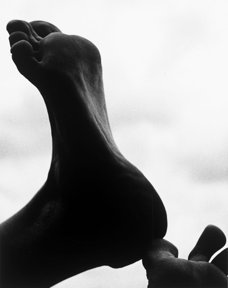 Auf diesem Bild ist das folgende Kunstwerk zu sehen: Aaron Siskind. „Feet 102“. 1957.