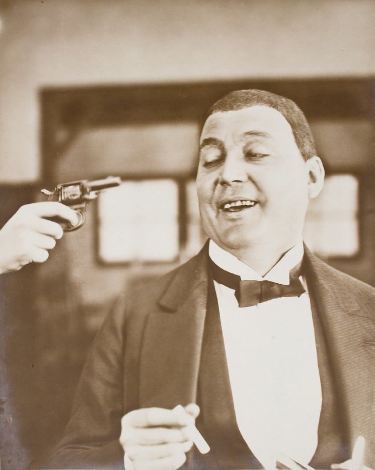 Auf diesem Bild ist das folgende Kunstwerk zu sehen:  Anonym. Die Pistole. Um 1928.