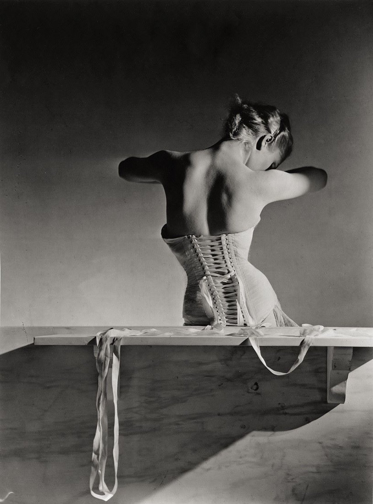 Auf diesem Bild ist das folgende Kunstwerk zu sehen: Horst P. Horst (d.i. Horst Paul Albert Bohrmann). The Mainbocher Corset. 1939.