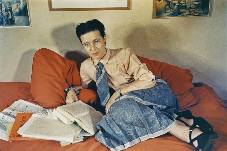 Auf diesem Bild ist das folgende Kunstwerk zu sehen: Gisèle Freund. Simone de Beauvoir, Paris. 1948.