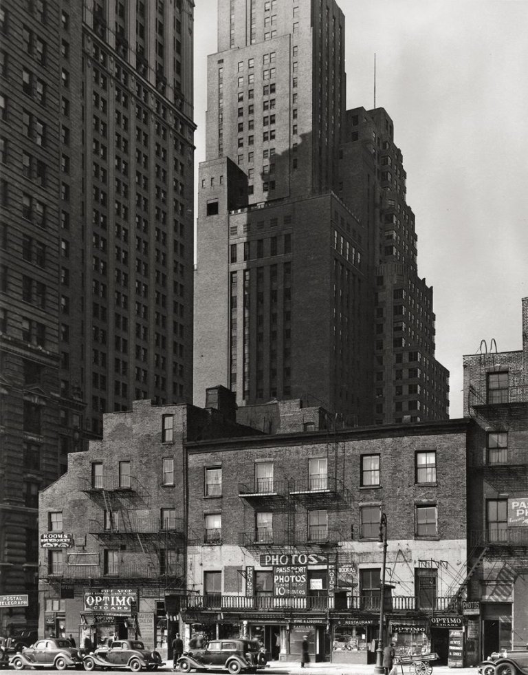 Auf diesem Bild ist das folgende Kunstwerk zu sehen: Berenice Abbott. Ohne Titel (New York City, Passport Photos). Um 1935.