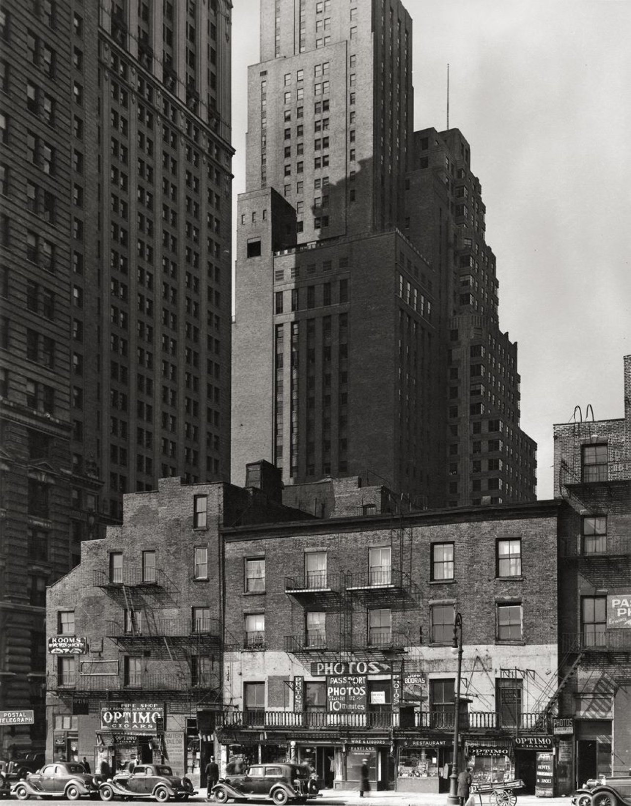 Auf diesem Bild ist das folgende Kunstwerk zu sehen: Berenice Abbott. Ohne Titel (New York City, Passport Photos). Um 1935.