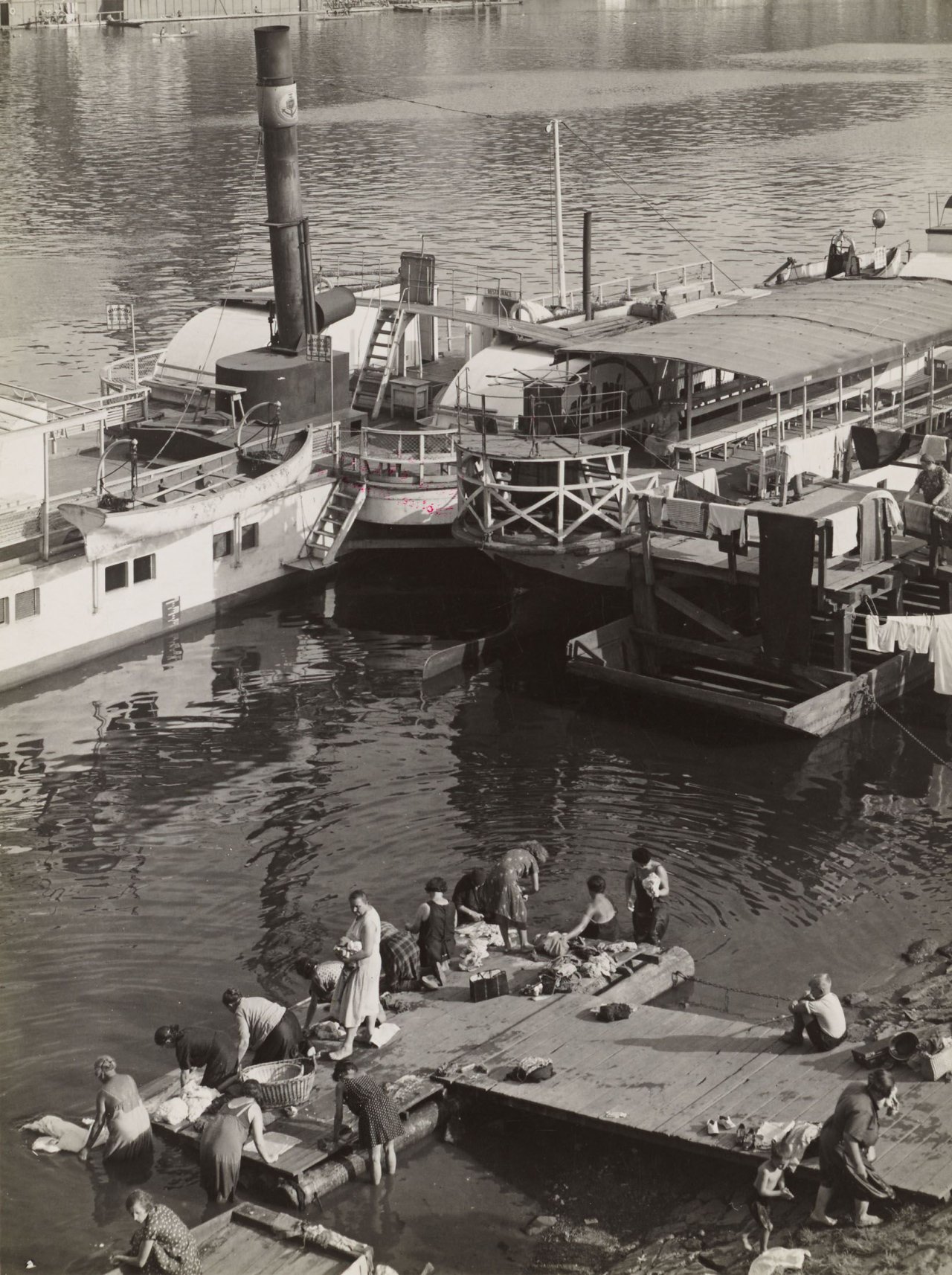 Catalog image of Ohne Titel (Wäscherinnen am Fluss). Vermutl. 1930er–1940er Jahre