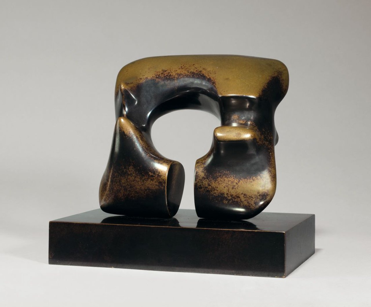 Auf diesem Bild ist das folgende Kunstwerk zu sehen: Henry Moore. „Maquette for Square Form with Cut“. 1969.