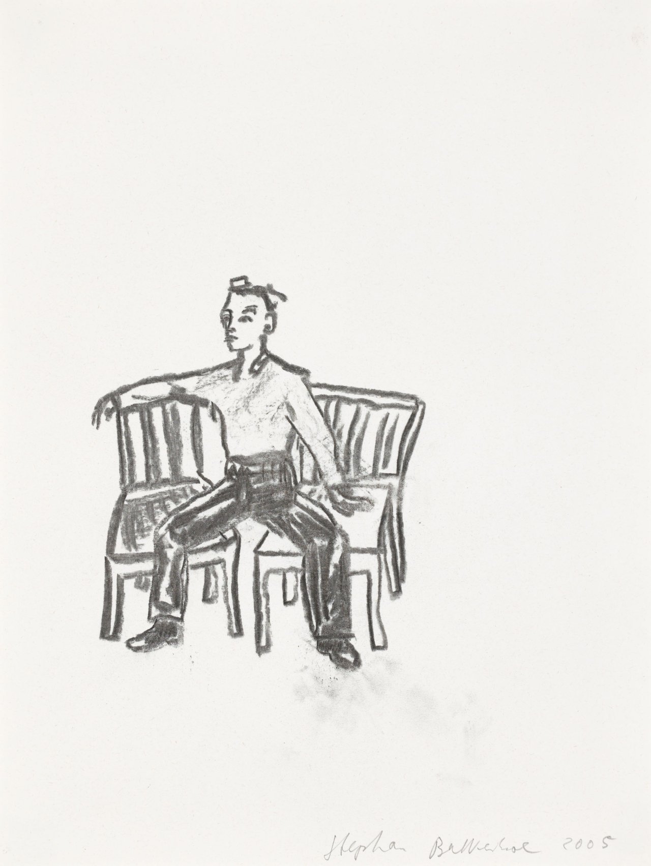 Auf diesem Bild ist das folgende Kunstwerk zu sehen: Stephan Balkenhol. Mann zwischen zwei Stühlen. 2005.