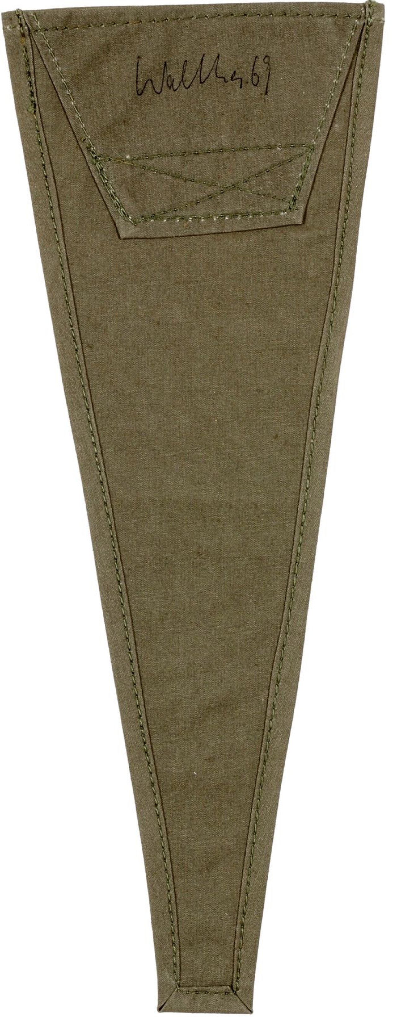 Auf diesem Bild ist das folgende Kunstwerk zu sehen: Franz Erhard Walther. „Find a purpose for the pocket“. 1969.