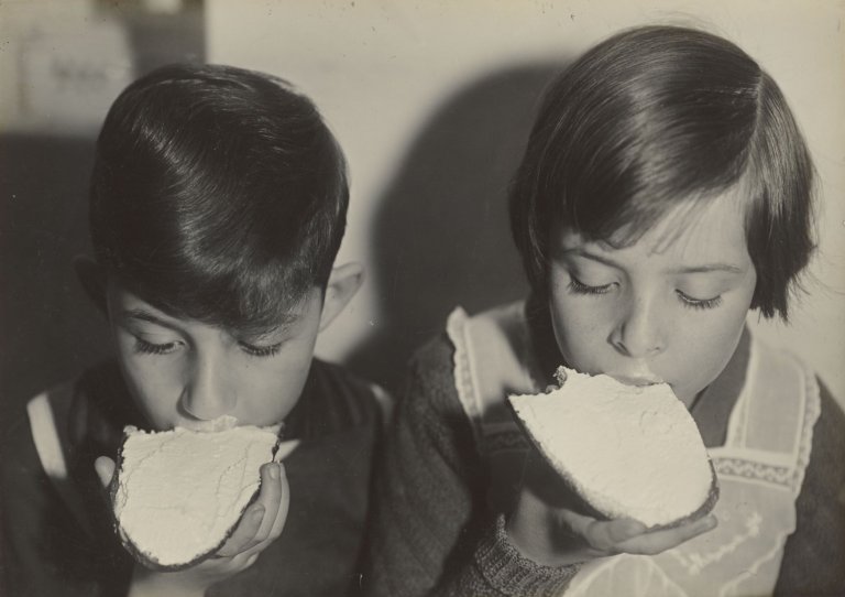 Auf diesem Bild ist das folgende Kunstwerk zu sehen: Aenne Biermann (d.i. Anna Sibylla Sternfeld). Ohne Titel (Brotzeit). 1930.