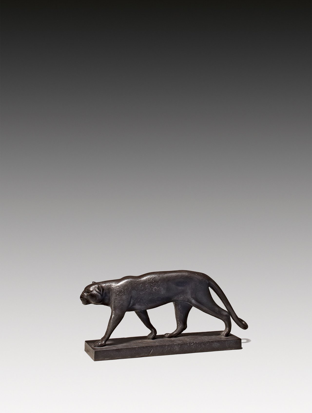 Auf diesem Bild ist das folgende Kunstwerk zu sehen: Fritz Behn. Panther. 1909.