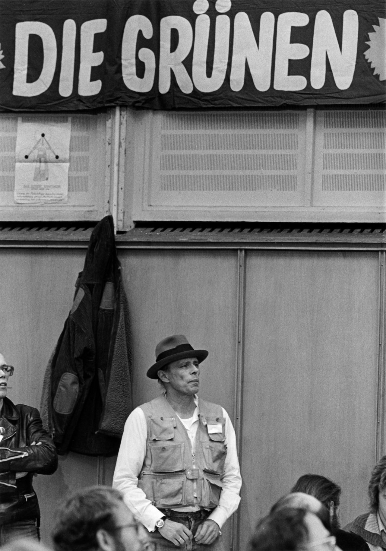 Auf diesem Bild ist das folgende Kunstwerk zu sehen: Barbara Klemm. „Josef Beuys, 1. Parteitag der Grünen, Karlsruhe“. 1980.