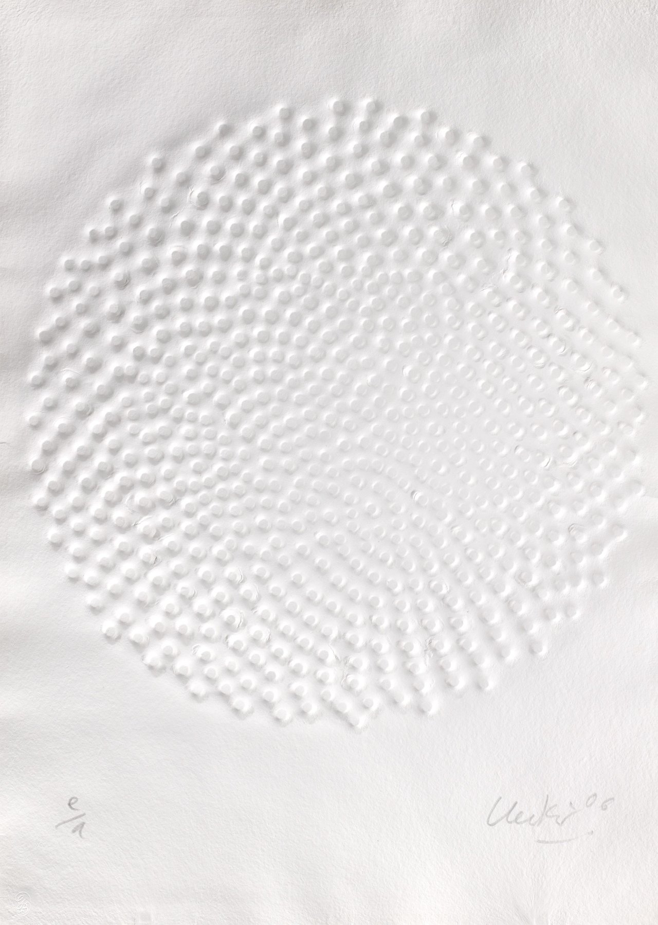 Auf diesem Bild ist das folgende Kunstwerk zu sehen: Günther Uecker. Ohne Titel. 2006.